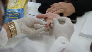 Com objetivo de atrair público-alvo, campanha oferece voucher de R$ 50 para quem fizer teste de HIV