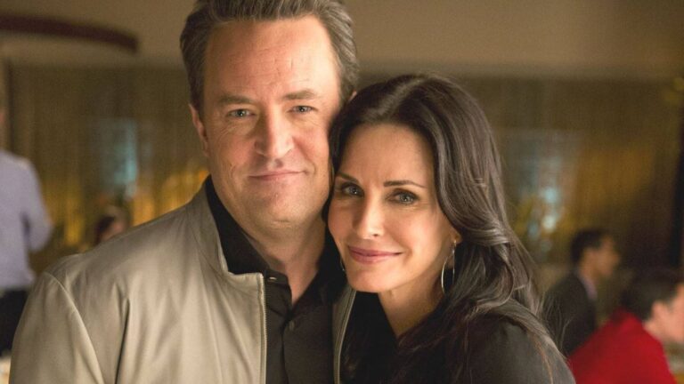 Courteney Cox, de 'Friends', diz que Matthew Perry ainda a 'visita'