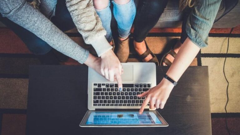 Curso grátis de programação tem 50 vagas para meninas de escola pública em SP