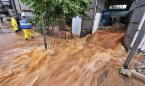 Eventos extremos sinalizam urgência para reduzir emissões, alerta climatologista