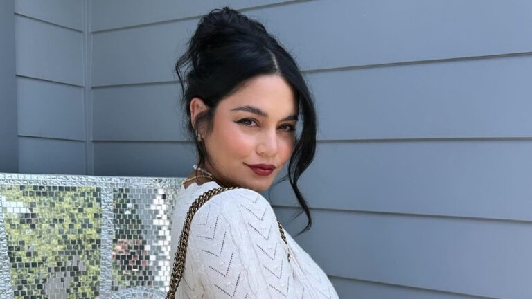 Grávida, Vanessa Hudgens exibe barrigão e piercing no umbigo; fotos