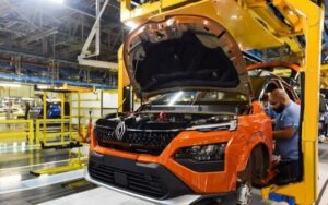 Greve de funcionários fecha fábrica da Renault em Curitiba