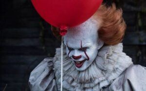 It | Bill Skarsgård volta a viver o palhaço assassino em série derivada