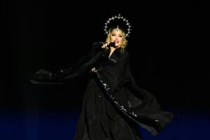 Madonna leva fãs à loucura com performance e homenagens PABLO PORCIUNCULA/AFP