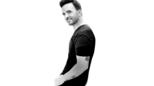 Luis Fonsi celebra 25 anos de carreira com álbum 'El Viaje'