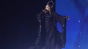 Madonna ensaia sem máscara para show em Copacabana, Rio de Janeiro
