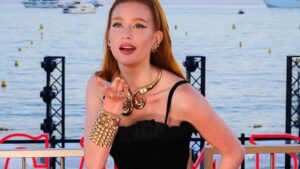 Marina Ruy Barbosa encanta com vestido black & red em Cannes