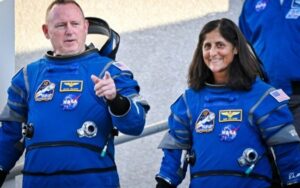 Os astronautas Butch Wilmore (E) e Suni Williams (D) em Cabo Canaveral, Flórida, em 6 de maio de 2024