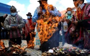 Ritual amauta em 6 de fevereiro de 2021 em El Alto, na Bolívia