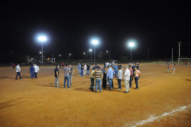 Prefeitura entrega iluminação em campo de futebol do Bairro Portal Caiobá
