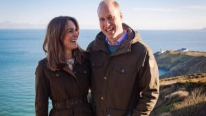 Príncipe William quebra protocolo e atualiza estado de saúde de Kate