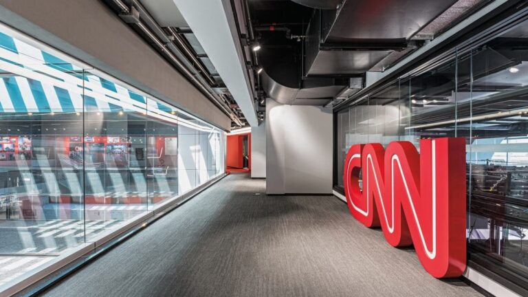 Repórter da CNN cai do 3º andar de um prédio após trair o namorado