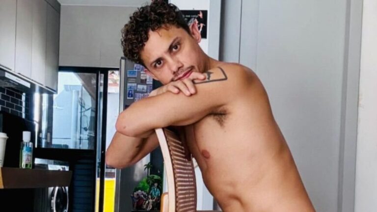 Silvero Pereira posta foto sem roupa e cita calor no Ceará