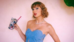 Taylor Swift surge com marca de ‘chupão’ e fãs brincam: 'Se divertiu'