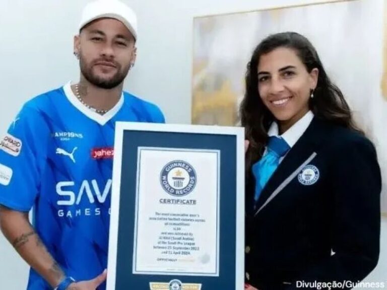 Time de Neymar recebe homenagem pelas 34 vitórias consecutivas na temporada