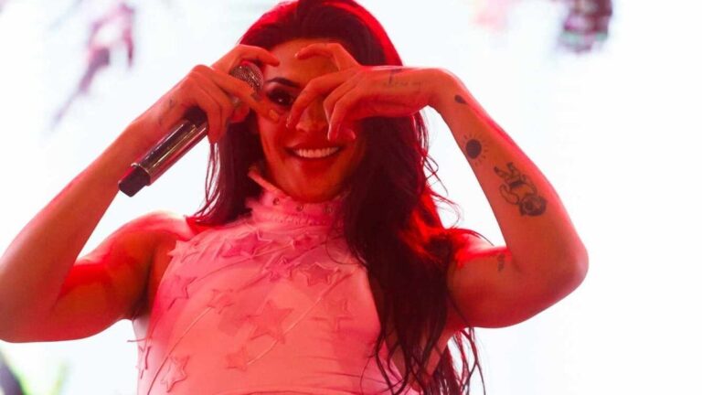 Toda de rosa, Pabllo Vittar se apresenta na Virada Cultural no Vale do Anhangabaú