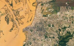 Veja imagens de enchentes do RS feitas pela NASA