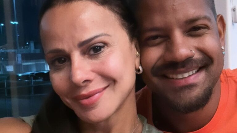 Viviane Araújo ignora declarações de Radamés e curte noite com marido