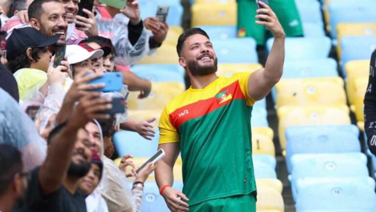 Wesley Safadão tira fotos com fãs durante o Futebol Solidário