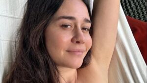 Aos 53 anos, Alessandra Negrini mostra rebolado em aula de dança