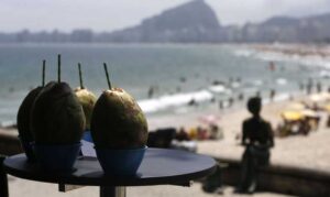 Após críticas, Flávio Bolsonaro muda texto da 'PEC das Praias'