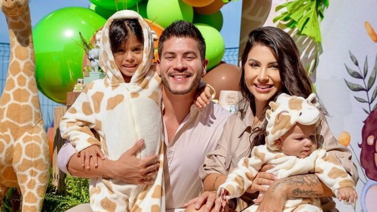 Arthur Aguiar usa leite materno da parceira para curar terçol
