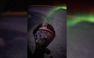 Astronauta faz vídeo da aurora e nave Starliner vistas da ISS