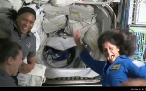 A astronauta Suni Williams (à direita) dançou para celebrar sua terceira visita à ISS