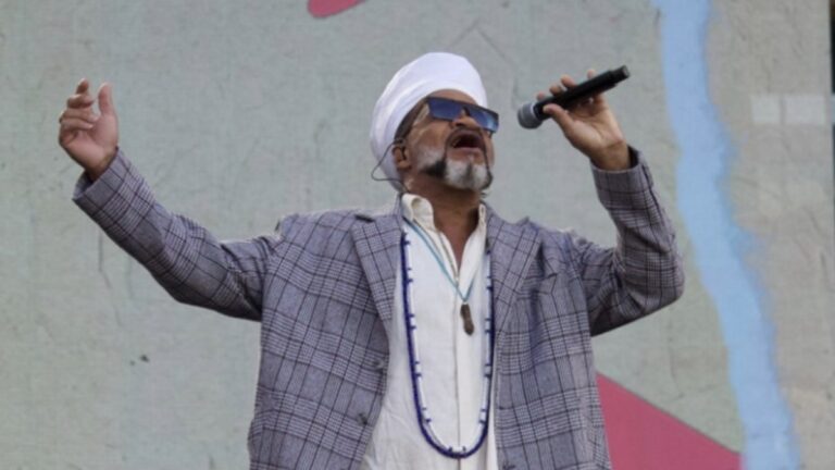 Carlinhos Brown faz apelo durante show beneficente para o Sul: “O importante”