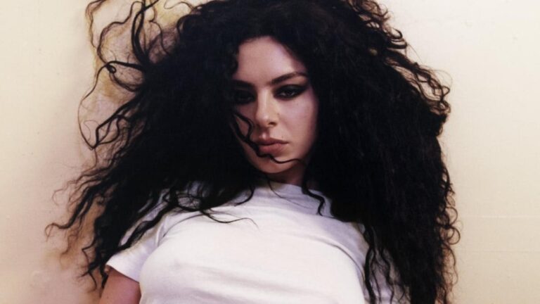Charli XCX afirma que música de ‘Brat’ é sobre outra cantora