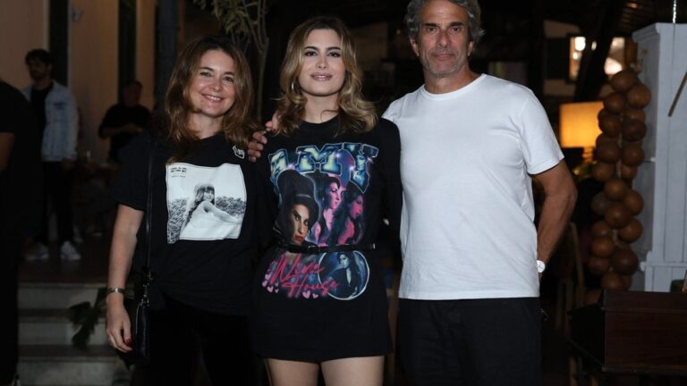 Cláudia Abreu prestigia show da filha mais velha em evento repleto de celebridades