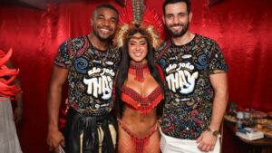 Davi Brito, Matteus Amaral e Isabelle Cunhã posam juntos nos bastidores do São João da Thay