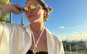 De biquíni, Giovanna Antonelli curte dia de folga em viagem a Salvador