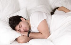 Dormir de lado ativa sistema glinfático e é melhor para o cérebro