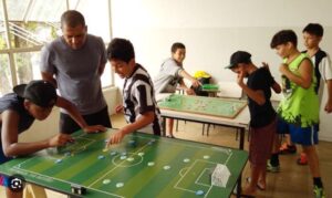 Fefumems e Fundesporte promovem curso prático de iniciação ao futebol de mesa
