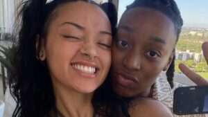 Filha de Carla Perez e Xanddy surge em clique romântico com a namorada