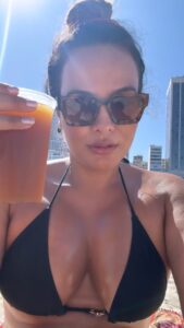 Geisy Arruda exibe boa forma em Copacabana enquanto saboreia um chá mate Instagram