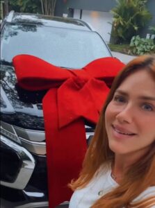 Giovanna Ewbank contou que sempre teve o sonho de comprar um carro decorado com um laço vermelho Reprodução Instagram - 26.6.2024