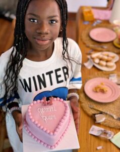 Títi e seu bolo de aniversário Reprodução: Instagram