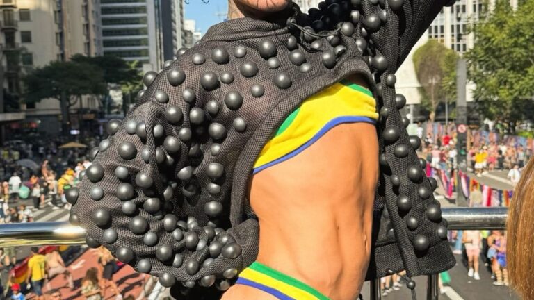 Grag Queen brilha com look estilizado e celebra orgulho na Parada LGBT