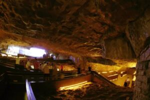 A Caverna de Altamira, localizada no muicípio espanhol de Santillana del Mar, também é conhecida por suas pinturas rupestres pré-históricas. O local tem um regimo de acesso controlado, com um limite de visita que permite cinco pessoas por semana, totalizando 260 visitantes por ano. Para utilizar a caverna, é necessário passar por um sistema de agendamento gerenciado por meio de uma lista de espera. Atualmente, nenhuma nova inscrição está sendo aceita para visitar o local. Reprodução/redes sociais
