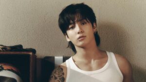 Jungkook exibe cicatriz no braço e preocupa fãs do BTS