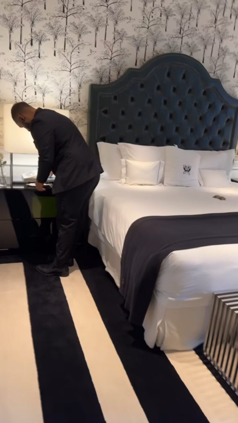O apresentador completou 45 anos e ostentou a estadia em um hotel luxuoso em São Paulo Reprodução/Instagram