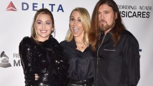 Miley Cyrus fala sobre divórcio e rumores de separação do pai