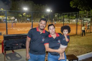 Moradores do Serra Azul comemoram a iluminação do campo de futebol, que vai impactar também na segurança e no comércio do bairro