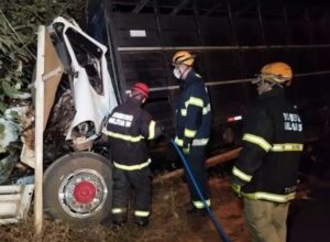 Motorista morre esmagado em colisão entre 2 caminhões na região da Serra da Alegria