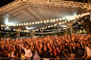 No dia do padroeiro, missa campal reúne 5 mil fieis na Praça do Rádio