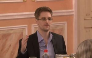 Nunca confie na OpenAI e no ChatGPT, diz Edward Snowden