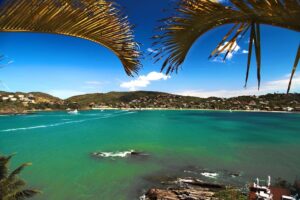 Praia Ferradura - Rio de Janeiro: Localizada em Búzios, no Rio de Janeiro, é uma bacia natural com um formato semi circular, que remete a uma ferradura. Sua superfície se inclina em uma colina rochosa, onde podem ser avistadas grandes mansões que ocupam a encosta. Algacir marcos Gurgacz/Flickr