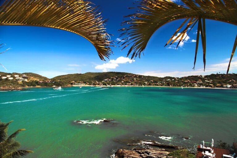 Praia Ferradura - Rio de Janeiro: Localizada em Búzios, no Rio de Janeiro, é uma bacia natural com um formato semi circular, que remete a uma ferradura. Sua superfície se inclina em uma colina rochosa, onde podem ser avistadas grandes mansões que ocupam a encosta. Algacir marcos Gurgacz/Flickr
